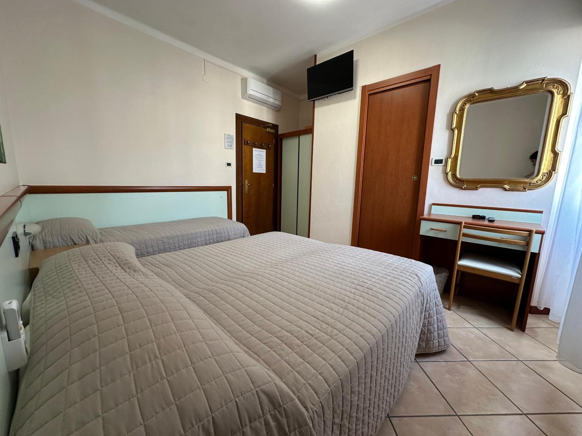 Hotel Svizzera Taggia Exterior foto